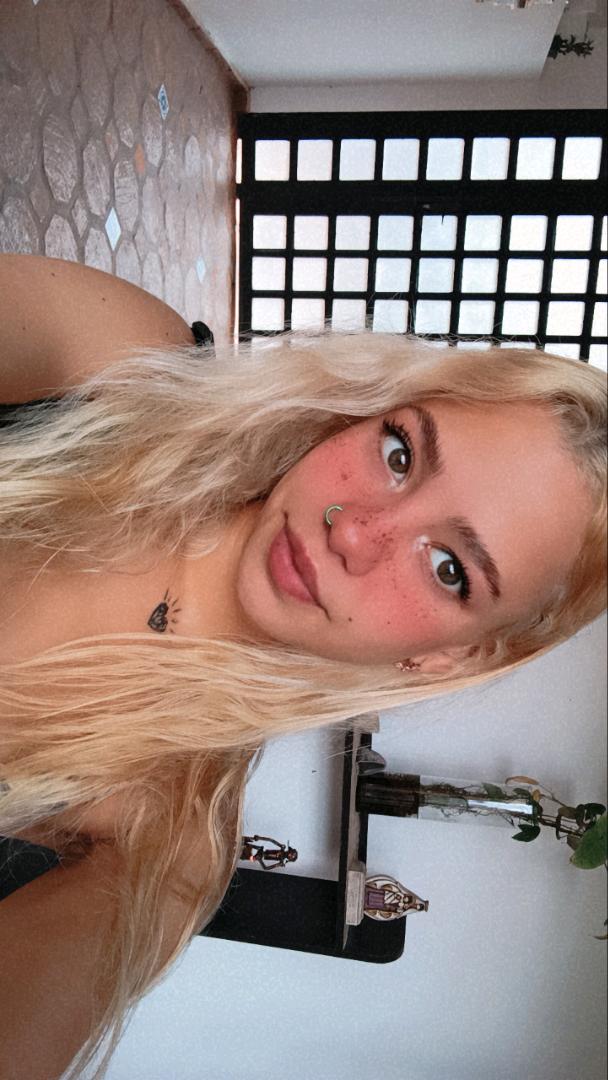 Cloe from Colombia, Anonymous Chat Live member